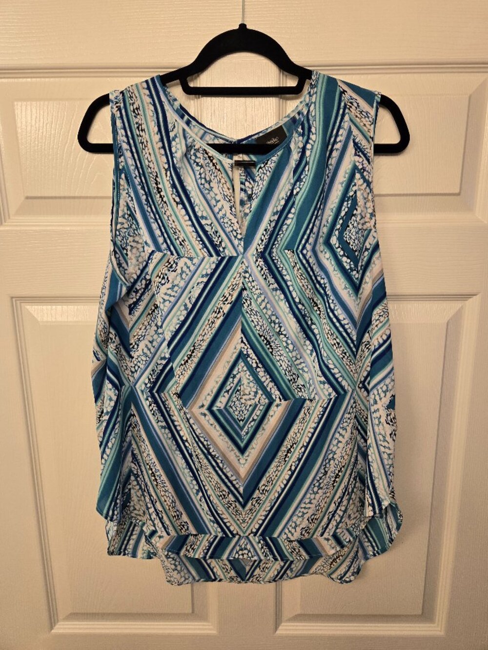 Mossimo  - blue and white geometric pattern sleeveless blouse, size XXL.